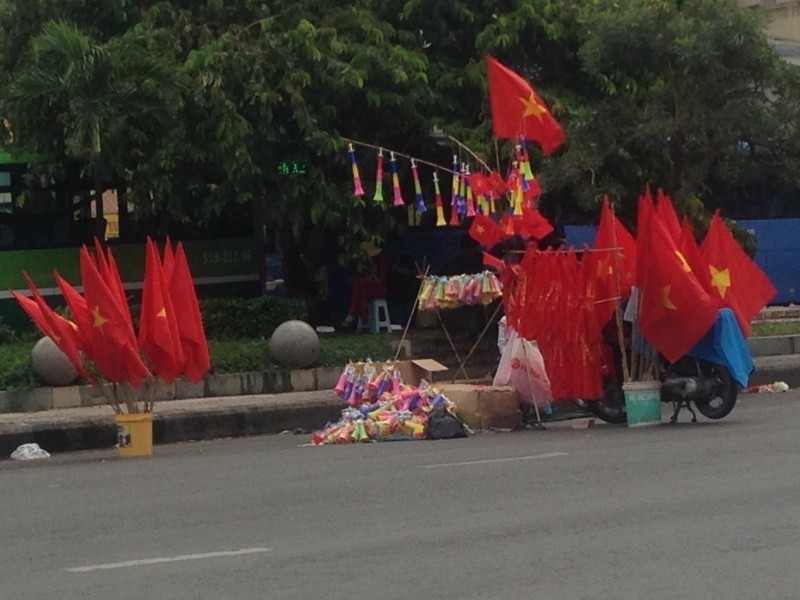 Trước giờ U23 Việt Nam ra quân, quốc kỳ 'nhuộm' đỏ đường phố Sài Gòn - ảnh 3