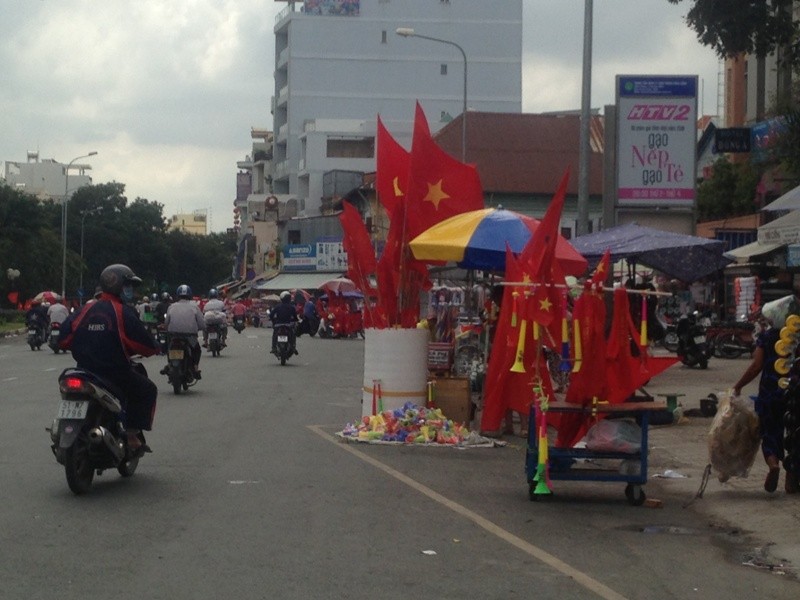 Trước giờ U23 Việt Nam ra quân, quốc kỳ 'nhuộm' đỏ đường phố Sài Gòn - ảnh 2