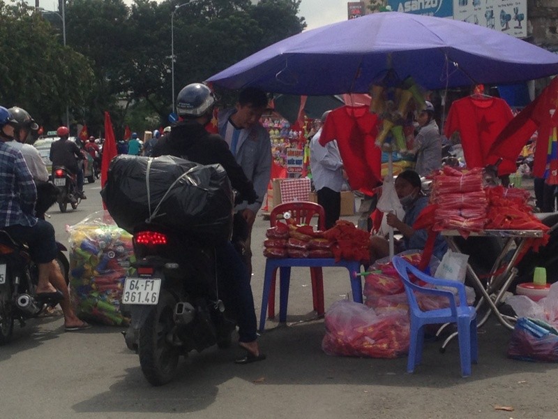 Trước giờ U23 Việt Nam ra quân, quốc kỳ 'nhuộm' đỏ đường phố Sài Gòn - ảnh 4