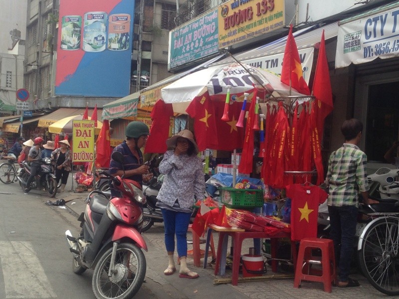 Trước giờ U23 Việt Nam ra quân, quốc kỳ 'nhuộm' đỏ đường phố Sài Gòn - ảnh 1