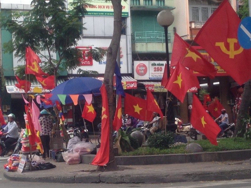 Trước giờ U23 Việt Nam ra quân, quốc kỳ 'nhuộm' đỏ đường phố Sài Gòn - ảnh 5