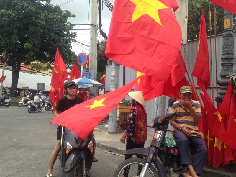 Trước giờ U23 Việt Nam ra quân, quốc kỳ 'nhuộm' đỏ đường phố Sài Gòn - ảnh 9