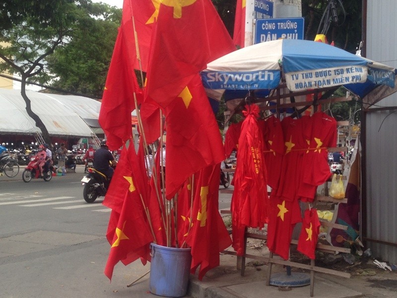 Trước giờ U23 Việt Nam ra quân, quốc kỳ 'nhuộm' đỏ đường phố Sài Gòn - ảnh 8