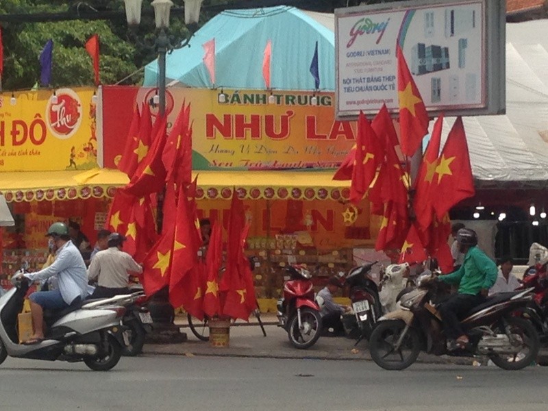 Trước giờ U23 Việt Nam ra quân, quốc kỳ 'nhuộm' đỏ đường phố Sài Gòn - ảnh 10