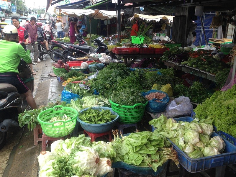 Giá thực phẩm, rau quả ở TPHCM 'nhảy vọt' sau bão số 9 - ảnh 6
