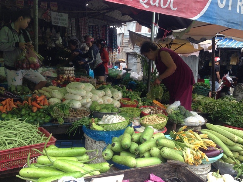 Giá thực phẩm, rau quả ở TPHCM 'nhảy vọt' sau bão số 9 - ảnh 2
