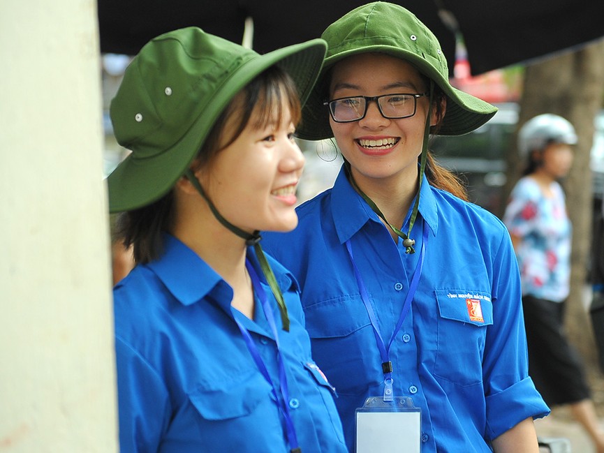 Những bóng hồng tình nguyện dầm mưa nắng tiếp sức thí sinh - ảnh 9
