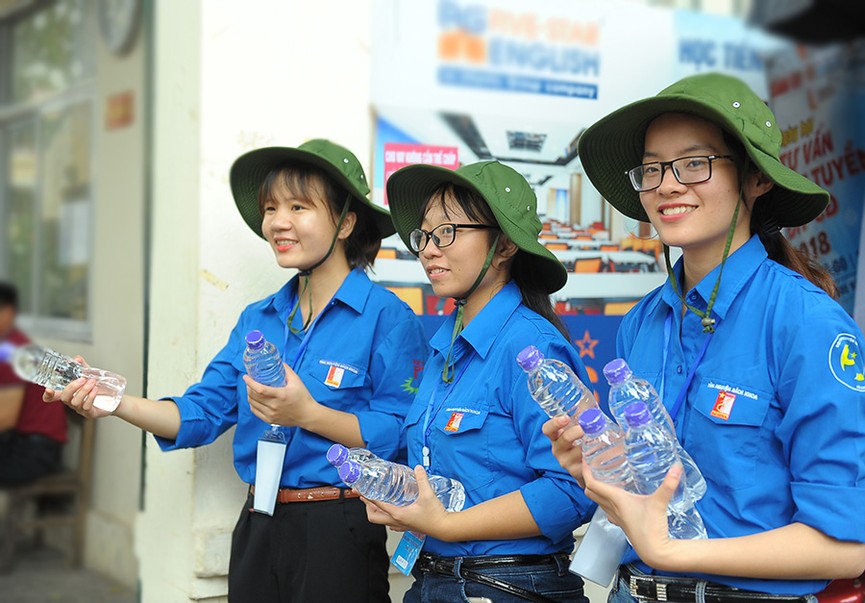 Những bóng hồng tình nguyện dầm mưa nắng tiếp sức thí sinh - ảnh 6