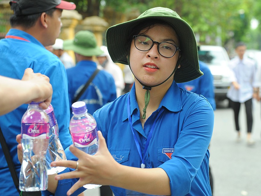 Những bóng hồng tình nguyện dầm mưa nắng tiếp sức thí sinh - ảnh 5