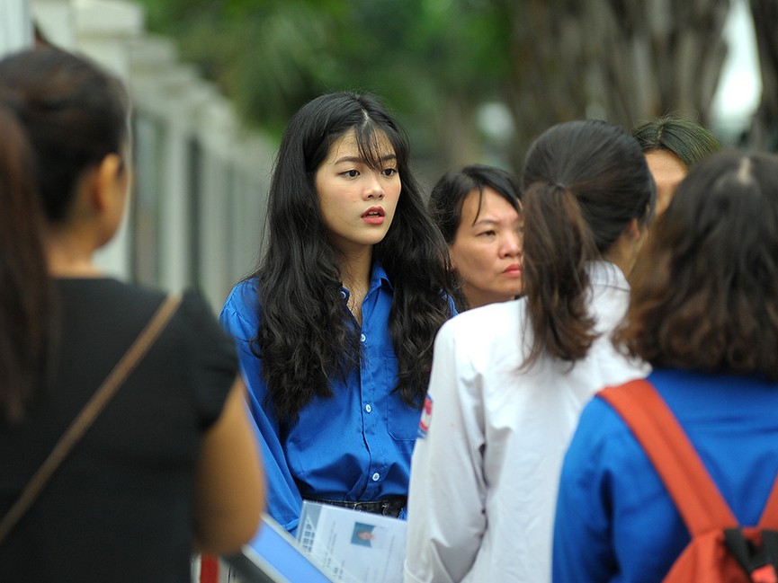 Những bóng hồng tình nguyện dầm mưa nắng tiếp sức thí sinh - ảnh 7