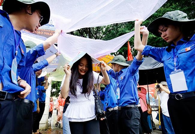 Những bóng hồng tình nguyện dầm mưa nắng tiếp sức thí sinh - ảnh 1