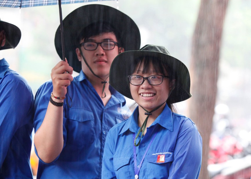 Những bóng hồng tình nguyện dầm mưa nắng tiếp sức thí sinh - ảnh 3