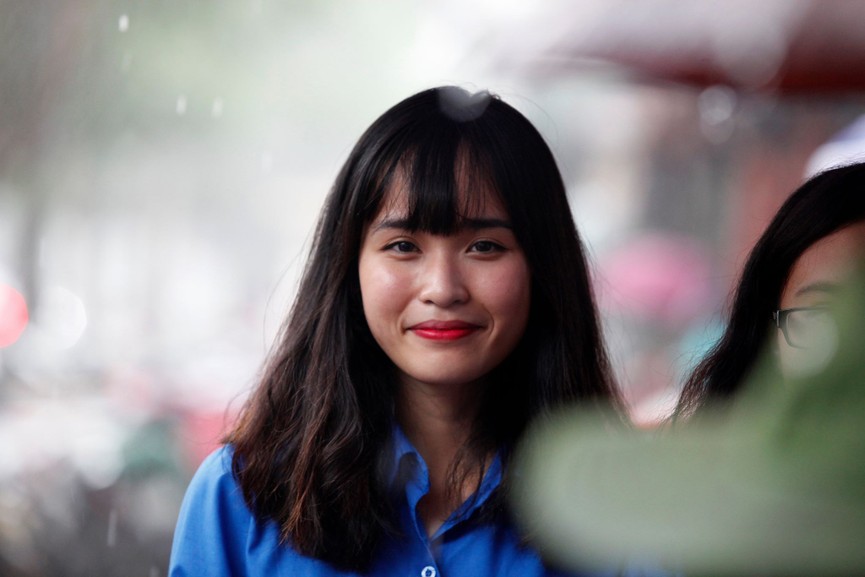 Những bóng hồng tình nguyện dầm mưa nắng tiếp sức thí sinh - ảnh 4