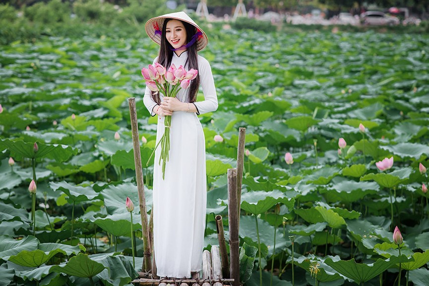 Tinh khôi nhan sắc Hoa khôi iMiss 2017 cuốn hút bên hồ sen - ảnh 2