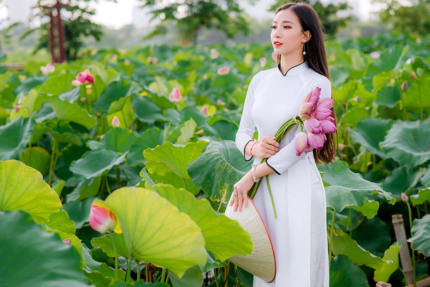 Tinh khôi nhan sắc Hoa khôi iMiss 2017 cuốn hút bên hồ sen - ảnh 4