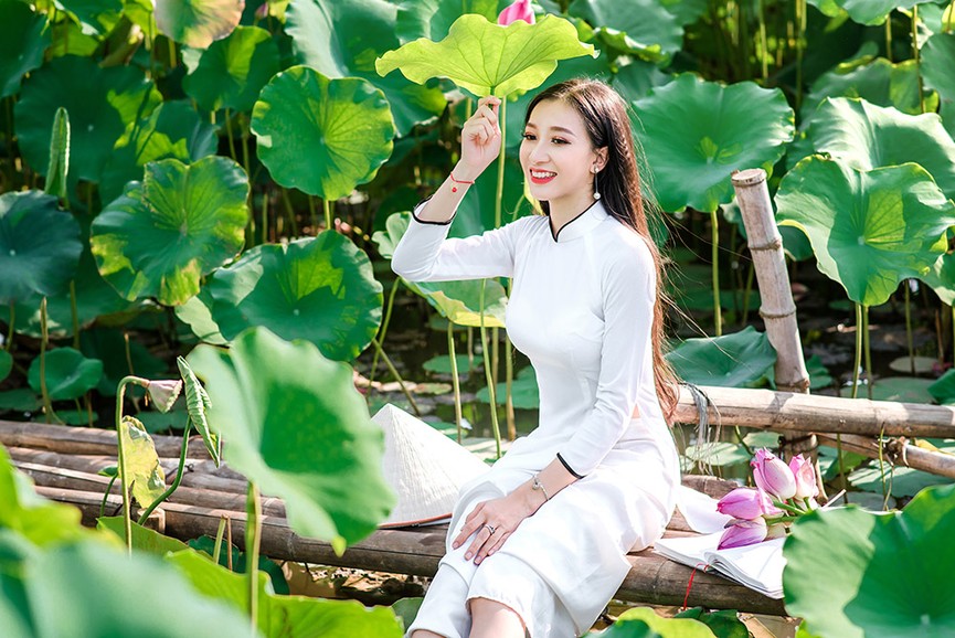 Tinh khôi nhan sắc Hoa khôi iMiss 2017 cuốn hút bên hồ sen - ảnh 7