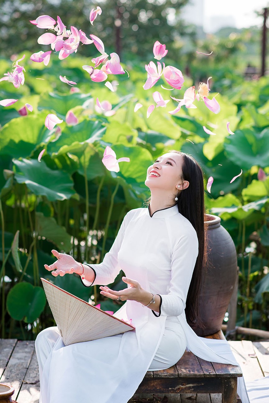 Tinh khôi nhan sắc Hoa khôi iMiss 2017 cuốn hút bên hồ sen - ảnh 8