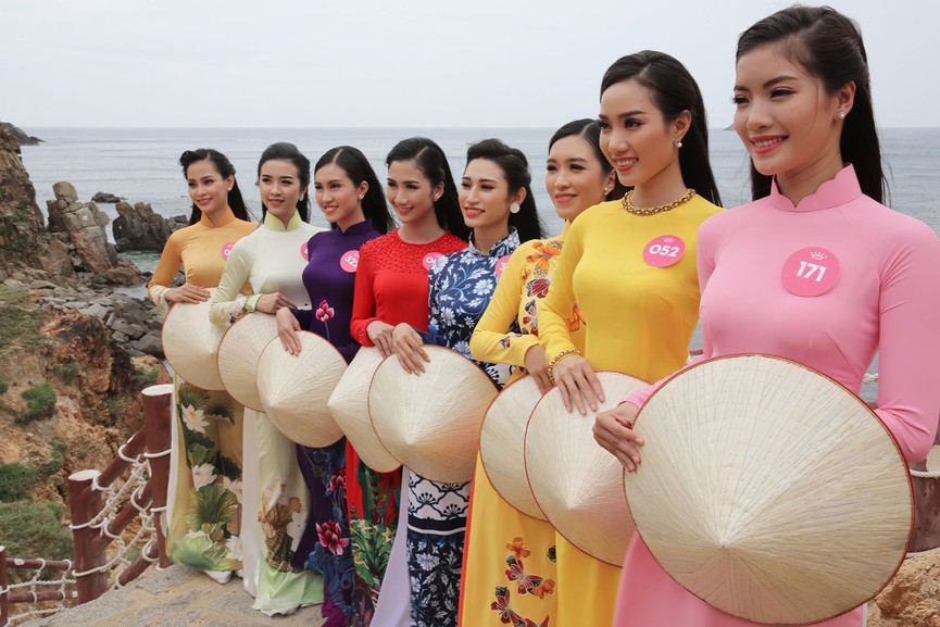 30 thí sinh hoa hậu phía Nam làm sáng bừng Eo Gió với áo dài rực rỡ - ảnh 1
