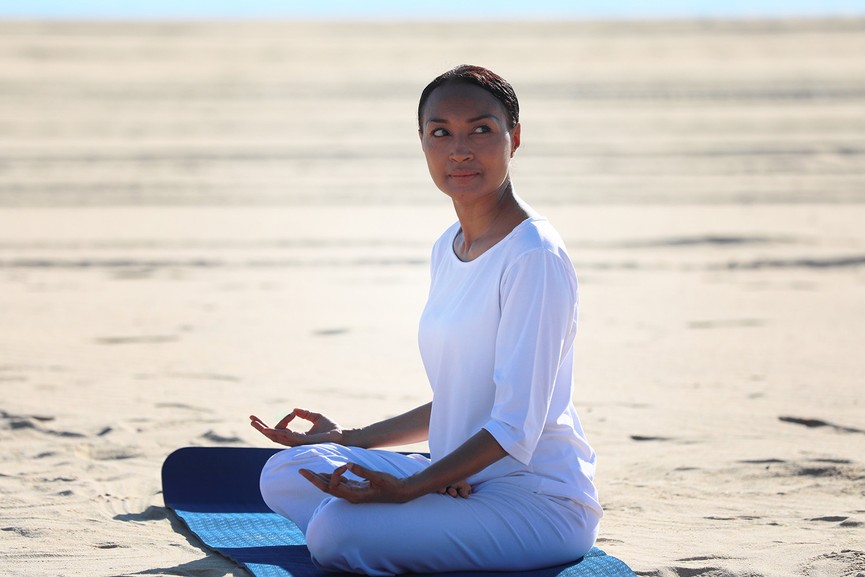 30 thí sinh Hoa hậu Việt Nam gợi cảm tập yoga trên biển sáng sớm - ảnh 2