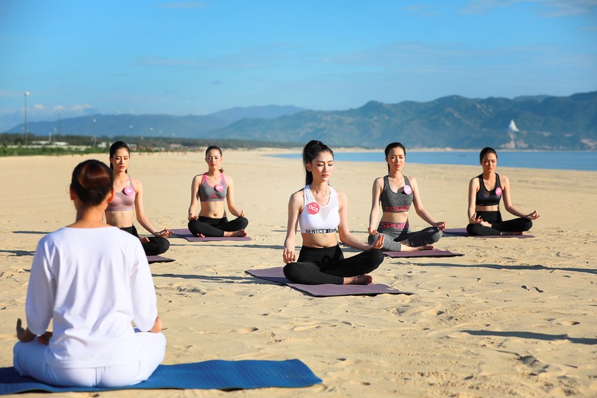 30 thí sinh Hoa hậu Việt Nam gợi cảm tập yoga trên biển sáng sớm - ảnh 1