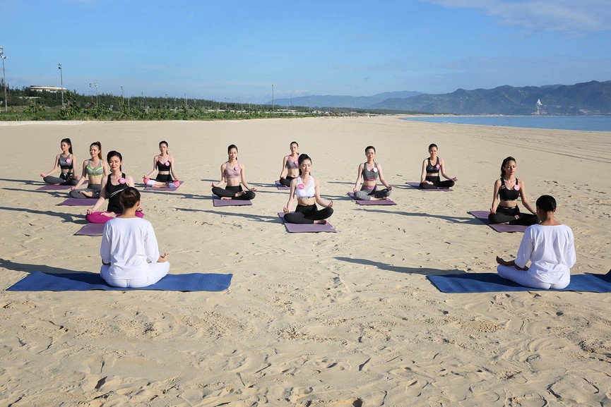 30 thí sinh Hoa hậu Việt Nam gợi cảm tập yoga trên biển sáng sớm - ảnh 11