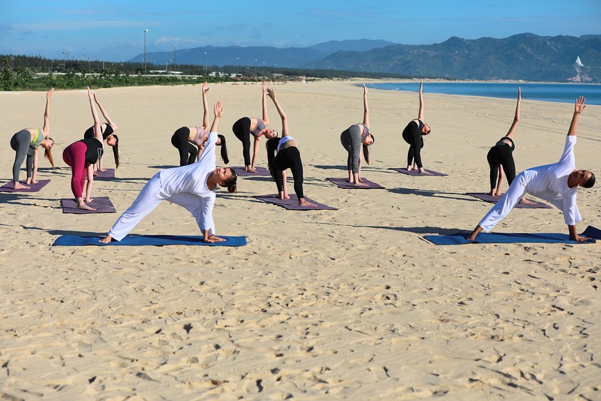 30 thí sinh Hoa hậu Việt Nam gợi cảm tập yoga trên biển sáng sớm - ảnh 12