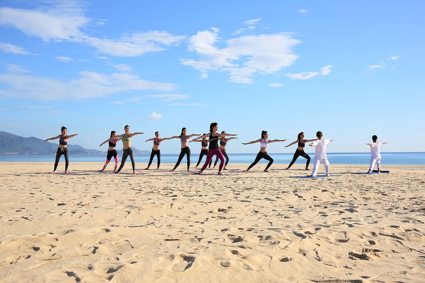 30 thí sinh Hoa hậu Việt Nam gợi cảm tập yoga trên biển sáng sớm - ảnh 7