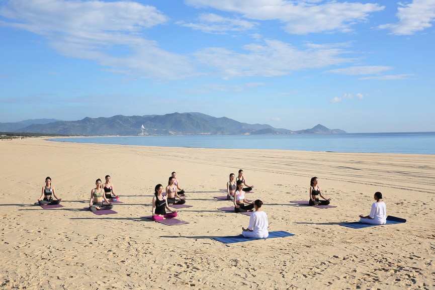 30 thí sinh Hoa hậu Việt Nam gợi cảm tập yoga trên biển sáng sớm - ảnh 8