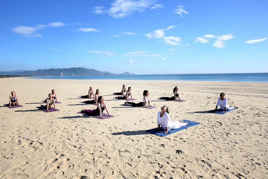 30 thí sinh Hoa hậu Việt Nam gợi cảm tập yoga trên biển sáng sớm - ảnh 9