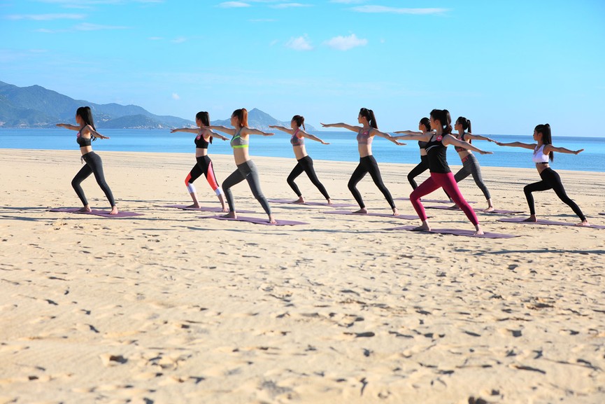 30 thí sinh Hoa hậu Việt Nam gợi cảm tập yoga trên biển sáng sớm - ảnh 10