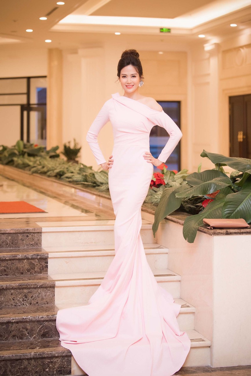 Hoa hậu Thu Thuỷ tái xuất, hội ngộ cùng dàn Hoa, Á hậu đình đám - ảnh 1
