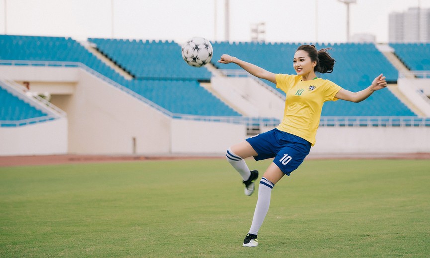 Người đẹp ảnh Ngọc Nữ thể hiện tài chơi bóng điệu nghệ mùa World Cup - ảnh 7