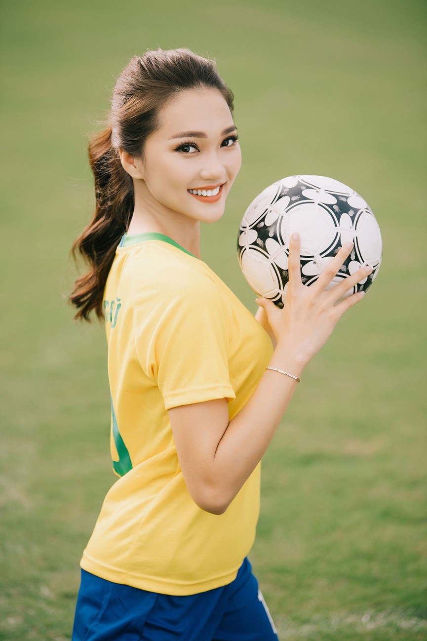 Người đẹp ảnh Ngọc Nữ thể hiện tài chơi bóng điệu nghệ mùa World Cup - ảnh 1