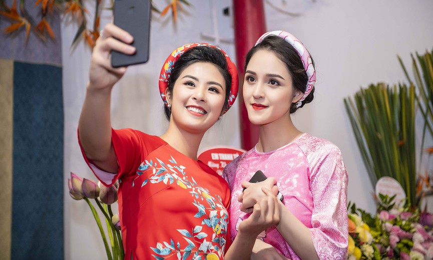 Dàn Hoa, Á hậu xúng xính áo dài chúc mừng Ngọc Hân lên chức bà chủ - ảnh 5
