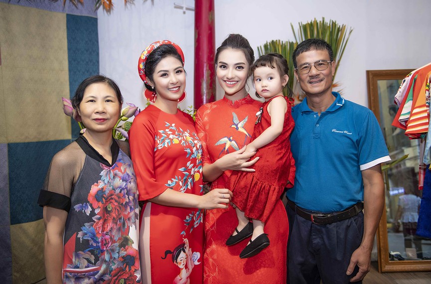Dàn Hoa, Á hậu xúng xính áo dài chúc mừng Ngọc Hân lên chức bà chủ - ảnh 8