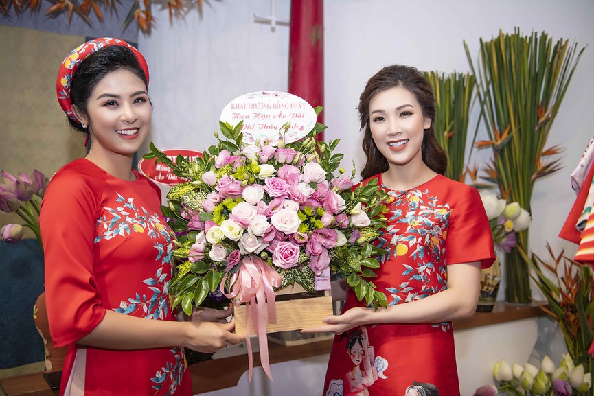 Dàn Hoa, Á hậu xúng xính áo dài chúc mừng Ngọc Hân lên chức bà chủ - ảnh 7