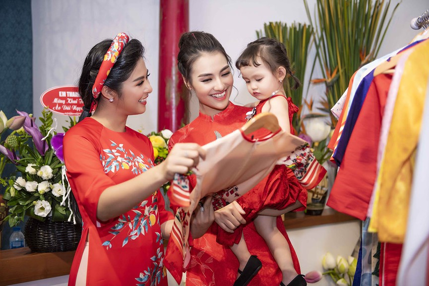 Dàn Hoa, Á hậu xúng xính áo dài chúc mừng Ngọc Hân lên chức bà chủ - ảnh 9