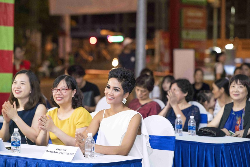 H'Hen Niê khoe vẫn trung thanh với sắc trắng, gợi cảm hơn sau tăng cân