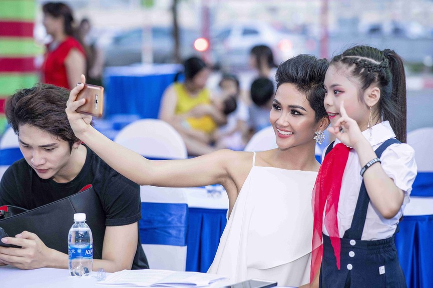 H'Hen Niê khoe vẫn trung thanh với sắc trắng, gợi cảm hơn sau tăng cân