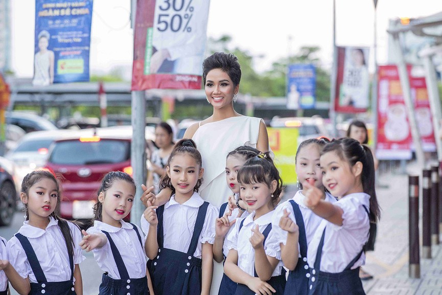 H'Hen Niê khoe vẫn trung thanh với sắc trắng, gợi cảm hơn sau tăng cân
