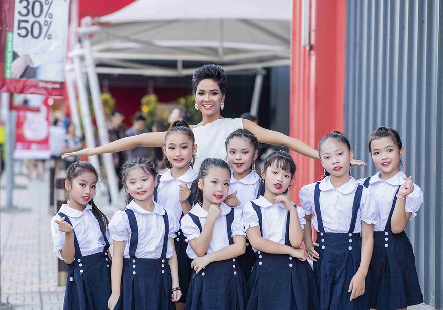 H'Hen Niê khoe đường cong ngày càng gợi cảm sau khi tăng cân - ảnh 10