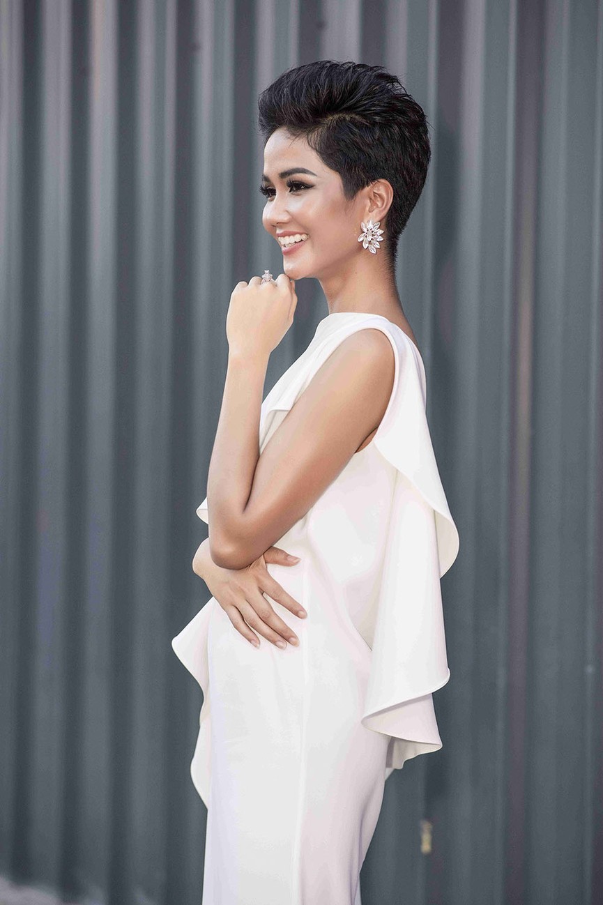 H'Hen Niê khoe vẫn trung thanh với sắc trắng, gợi cảm hơn sau tăng cân