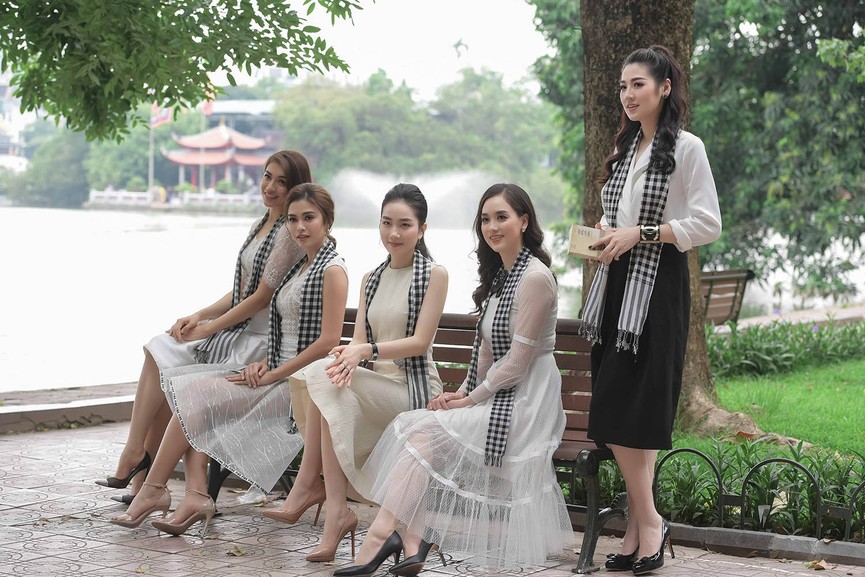Tú Anh, Mâu Thuỷ cùng dàn người đẹp dạo Hồ Gươm - ảnh 10