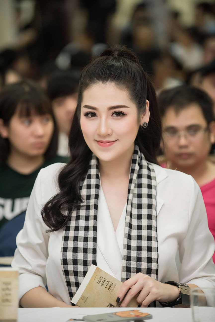 Tú Anh, Mâu Thuỷ cùng dàn người đẹp dạo Hồ Gươm - ảnh 2