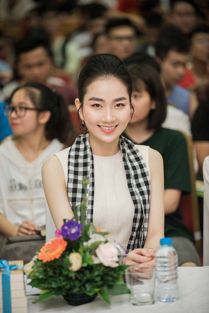 Tú Anh, Mâu Thuỷ cùng dàn người đẹp dạo Hồ Gươm - ảnh 3