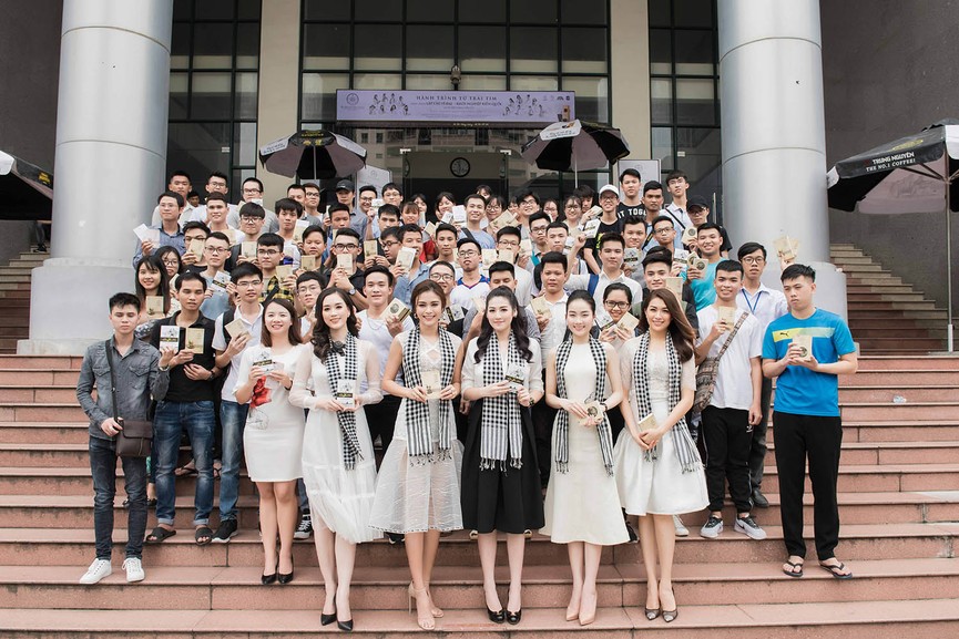 Tú Anh, Mâu Thuỷ cùng dàn người đẹp dạo Hồ Gươm - ảnh 1
