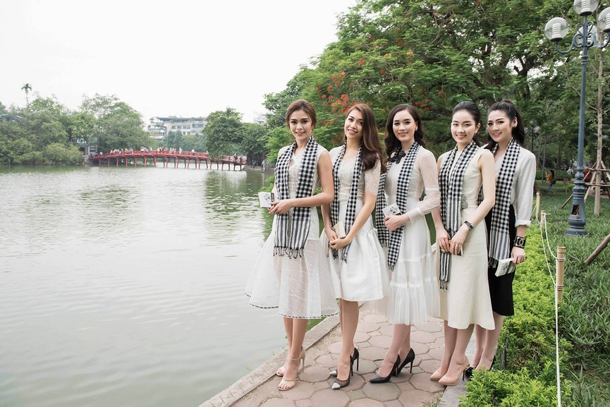 Tú Anh, Mâu Thuỷ cùng dàn người đẹp dạo Hồ Gươm - ảnh 6