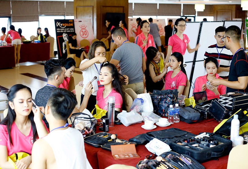 Thí sinh Hoa hậu Việt Nam đổ mồ hôi khổ luyện catwalk - ảnh 2