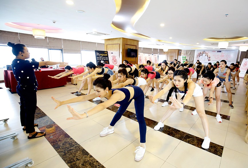 Thí sinh Hoa hậu Việt Nam đổ mồ hôi khổ luyện catwalk - ảnh 6