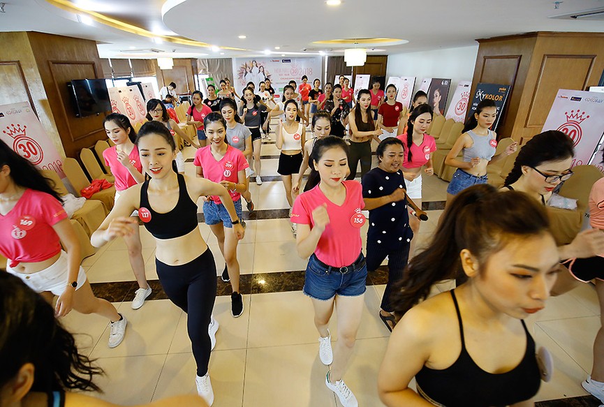Thí sinh Hoa hậu Việt Nam đổ mồ hôi khổ luyện catwalk - ảnh 8